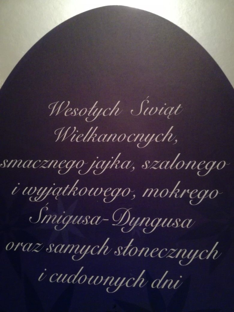 Fioletowa pisanka z życzeniami